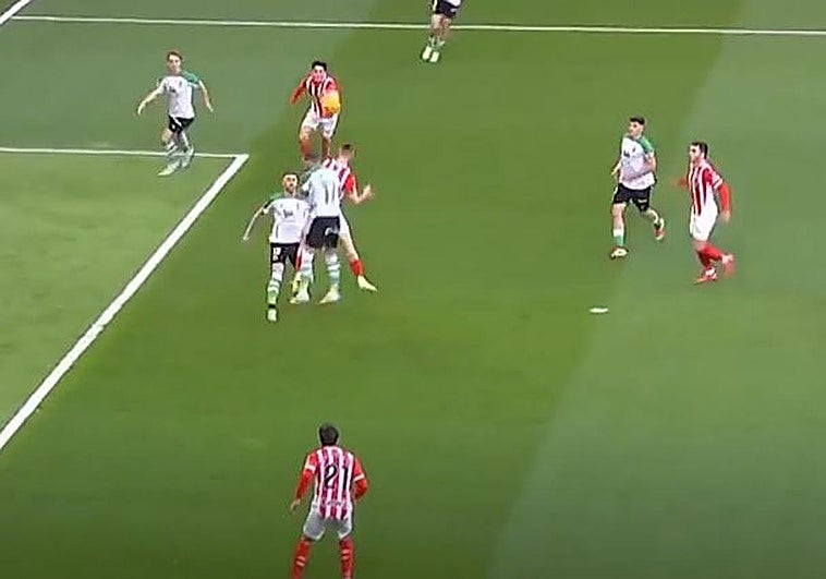 El Racing pierde la primera plaza con un empate en El Molinón