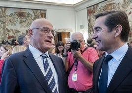 El presidente del BBVA, Carlos Torres Vila y el presidente del Banco Sabadell, Josep Oliu, conversan tras la ceremonia de toma de posesión del nuevo gobernador del Banco de España