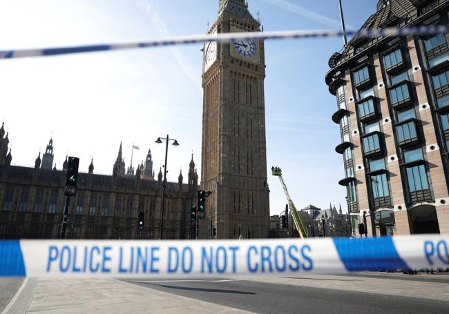 La Policía acordonó el entorno del Palacio de Westminster, donde se sitúa el Big Ben.