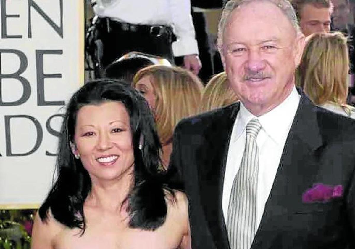 Gene Hackman junto a su mujer