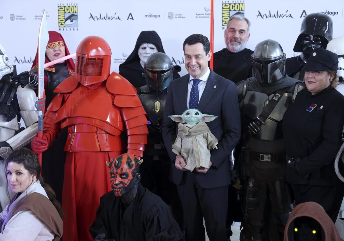 El presidente de la Junta de Andalucía, Juanma Moreno (c), posa junto a varios personajes de Star Wars durante la presentación