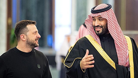 Las sombras del príncipe saudí que ejerce de mediador en la negociación de paz para Ucrania
