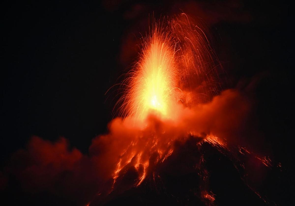 El Volcán de Fuego, muy próximo a Ciudad de Guatemala, al entrar en erupción el domingo.