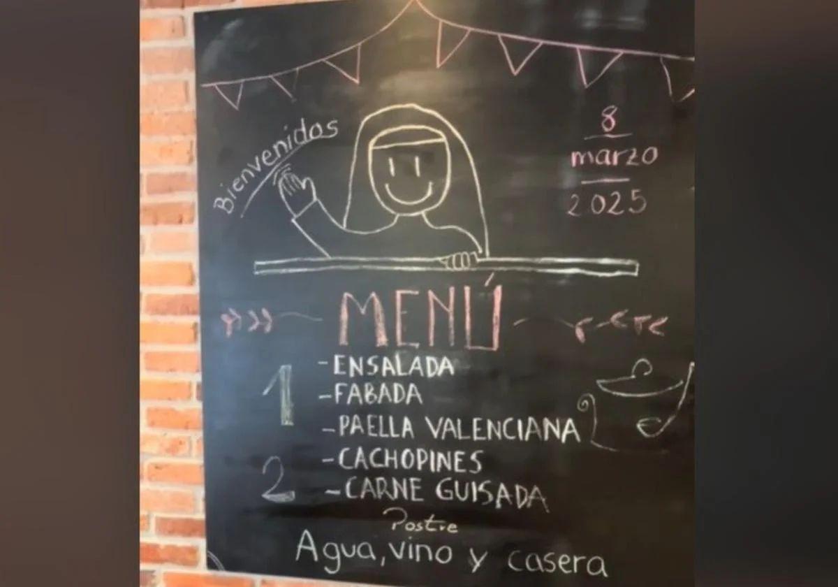 Pared del comedor del restaurante de las exmonjas de Belorado en Asturias con el menú.