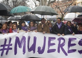 El ministro de Transportes y Movilidad Sostenible del Gobierno de España, Óscar Puente (c) y el ministro para la Transformación Digital y de la Función Pública, Óscar López, durante la manifestación del 8M en Madrid.