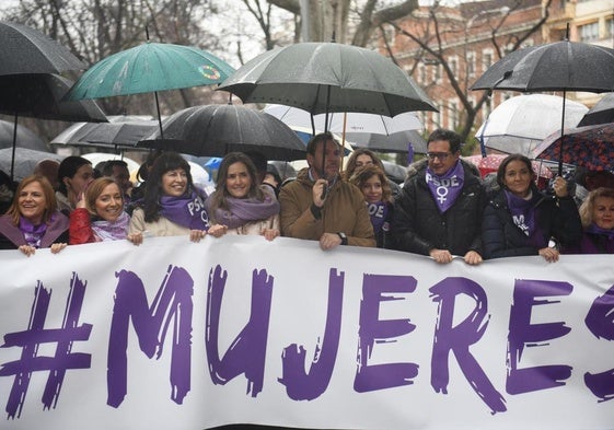 El ministro de Transportes y Movilidad Sostenible del Gobierno de España, Óscar Puente (c) y el ministro para la Transformación Digital y de la Función Pública, Óscar López, durante la manifestación del 8M en Madrid.