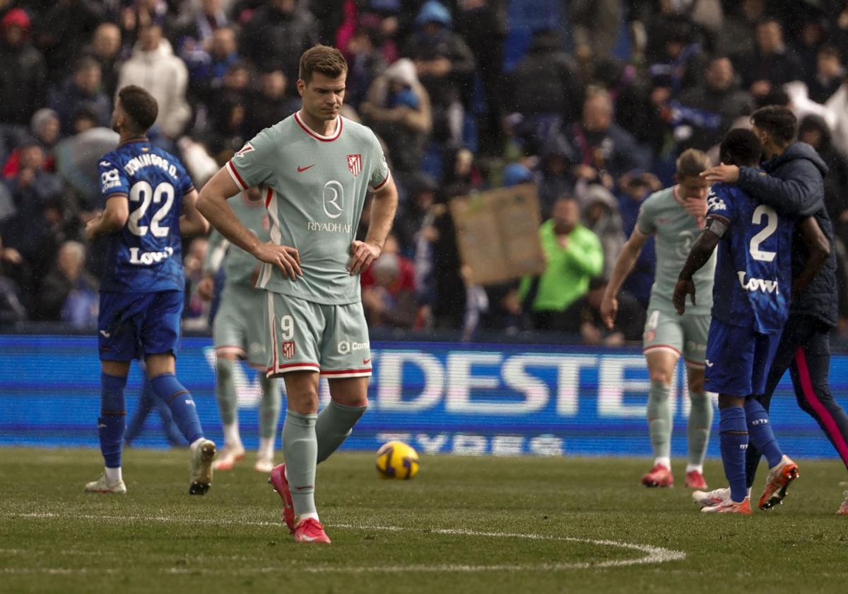 La decepción de Sorloth tras caer el Atlético en Getafe.