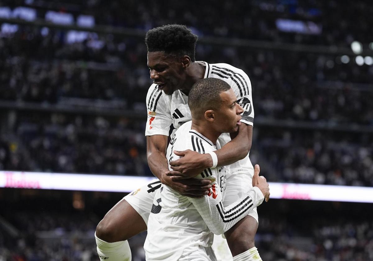 Tchouaméni celebra con Mbappé el primer gol del Real Madrid ante el Rayo.