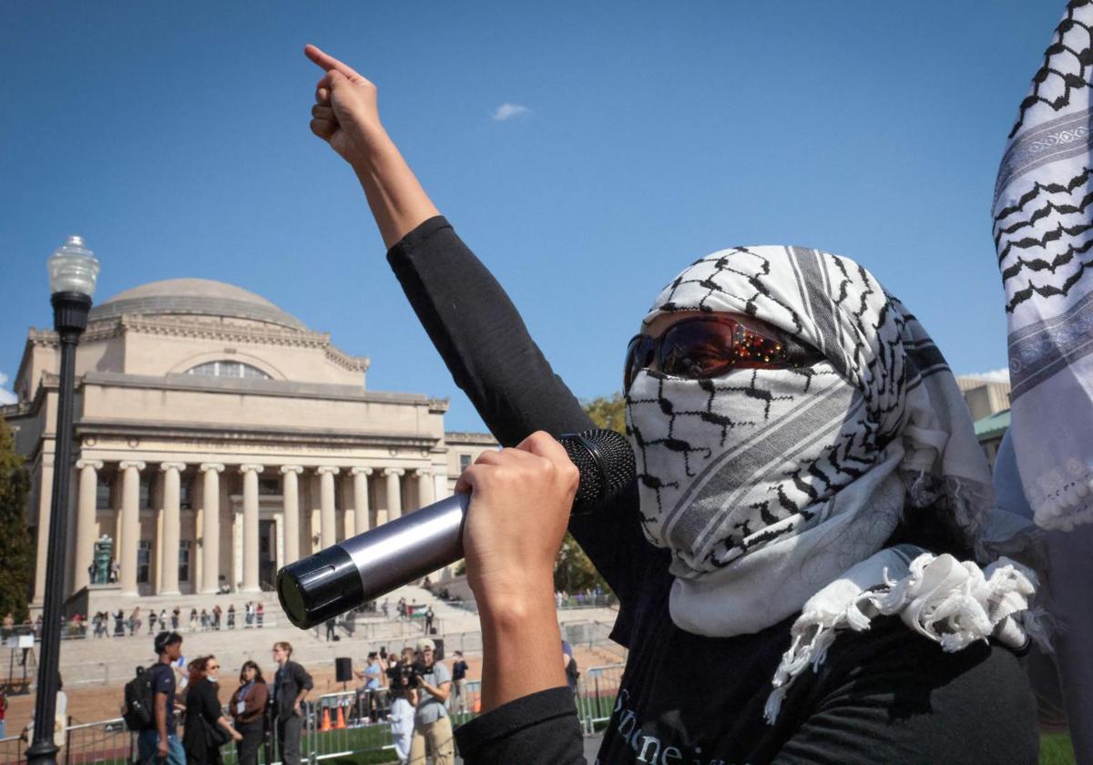 Un estudiante propalestino se manifiesta en el campus de la Universidad de Columbia.