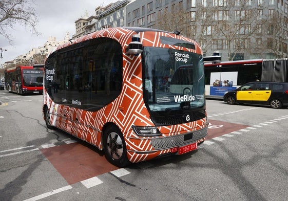 El bus autónomo, en el Paseo de Gracia de Barcelona