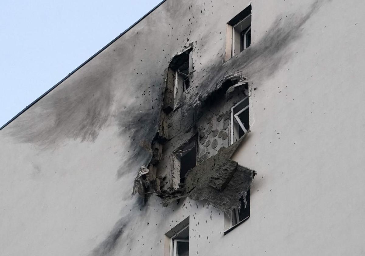 Imagen principal - Destrozos causados por los drones ucranianos en edificios de Moscú.