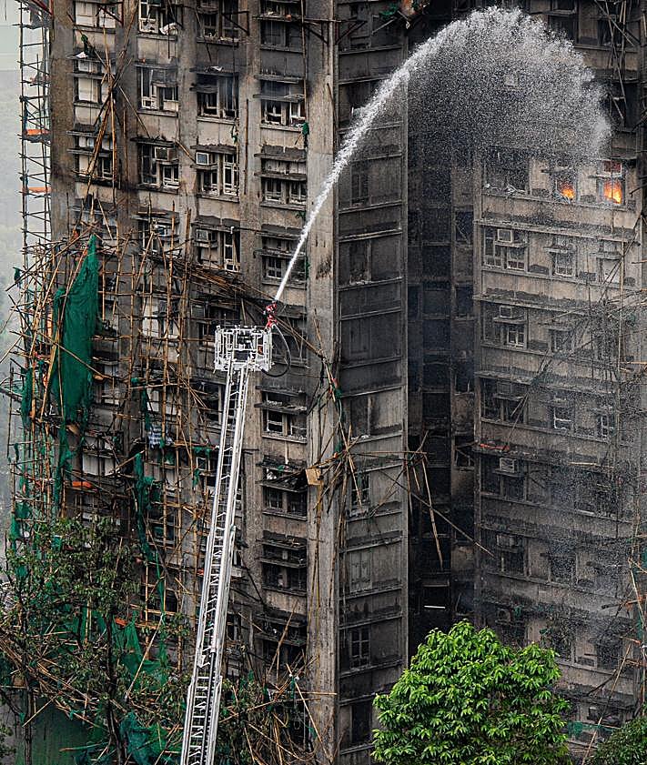 Imagen secundaria 2 - El calor impidió a los bomberos acceder al interior y las mangueras contra incendios no llegaban a los pisos superiores.