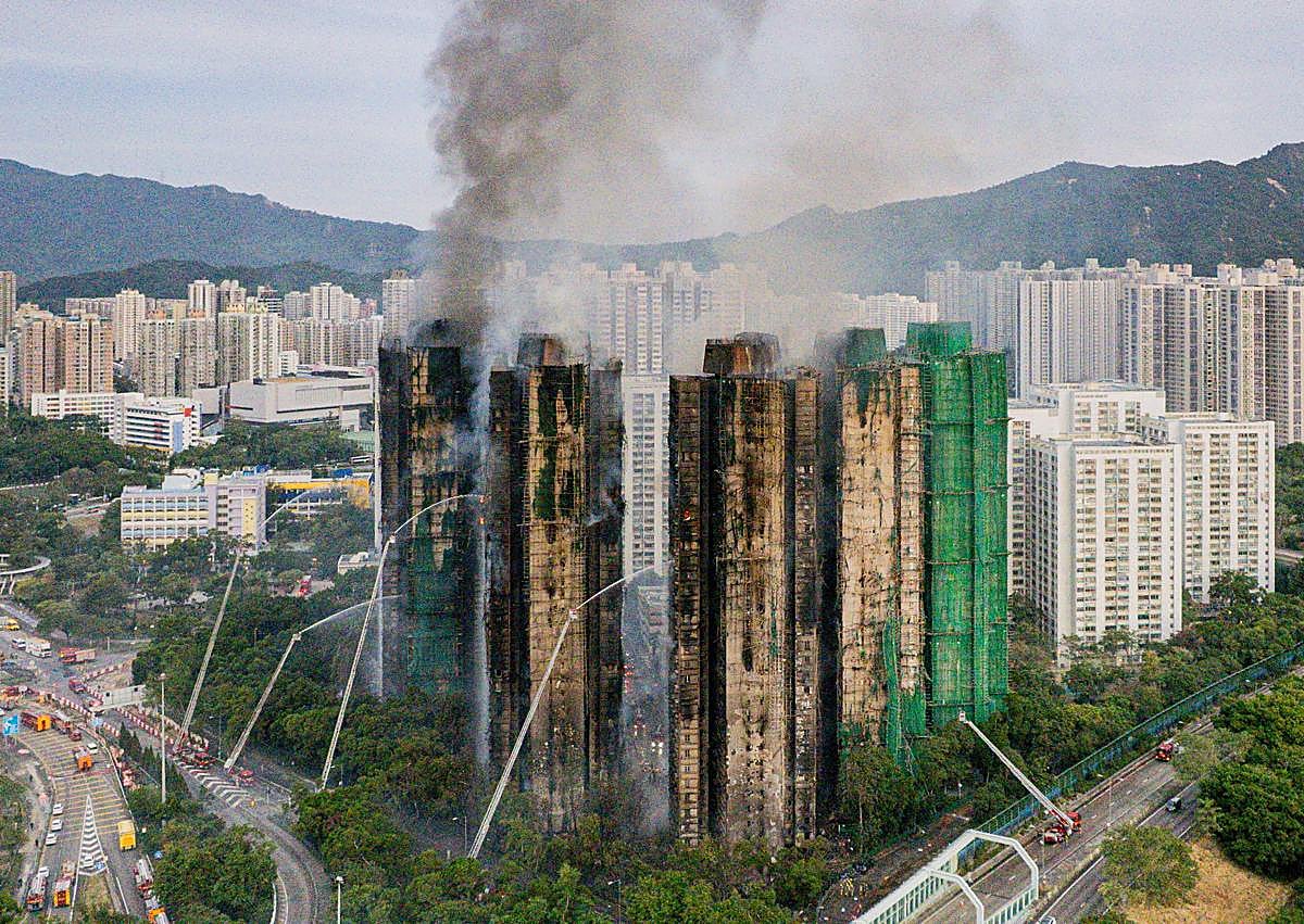 Imagen secundaria 1 - El calor impidió a los bomberos acceder al interior y las mangueras contra incendios no llegaban a los pisos superiores.