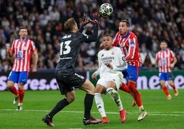 Oblak ataja un balón en presencia de Mbappé durante el partido de ida.