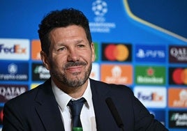 El Cholo Simeone, trajeado, en la previa del choque de vuelta de octavos de final de la Champions.