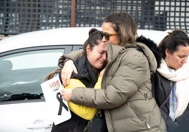 Dos compañeras de la educadora social asesinada se abrazan durante una protesta en Badajoz.