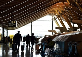 Aeropuerto Adolfo Suárez Madrid Barajas, gestionado por Aena.