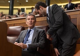 Alberto Núñez Feijóo conversa con Borja Sémper ayer en un momento de la sesión de control al Gobierno.