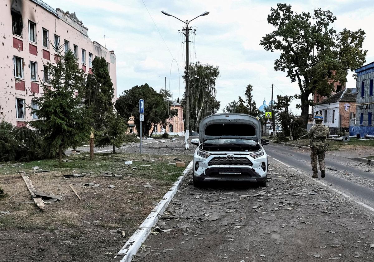 Militares ucranianos patrullan en la región rusa de Kursk.