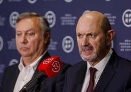 El presidente de la FEF, Rafael Louzán (d), y el de los árbitros, Luis Medina Cantalejo.