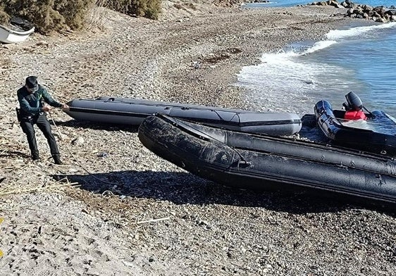 Un agente de la Guardia Civil recupera una narcolancha intervenida en una acción policial anterior.