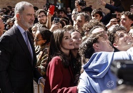 Los Reyes se hacen un selfie con algunos jóvenes en Valencia.