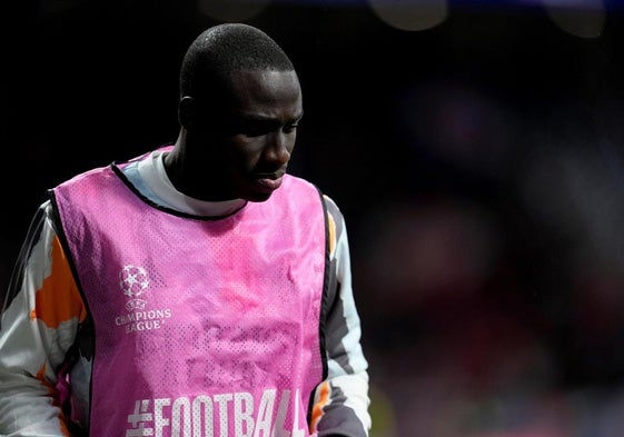 Ferland Mendy en el calentamiento del partido