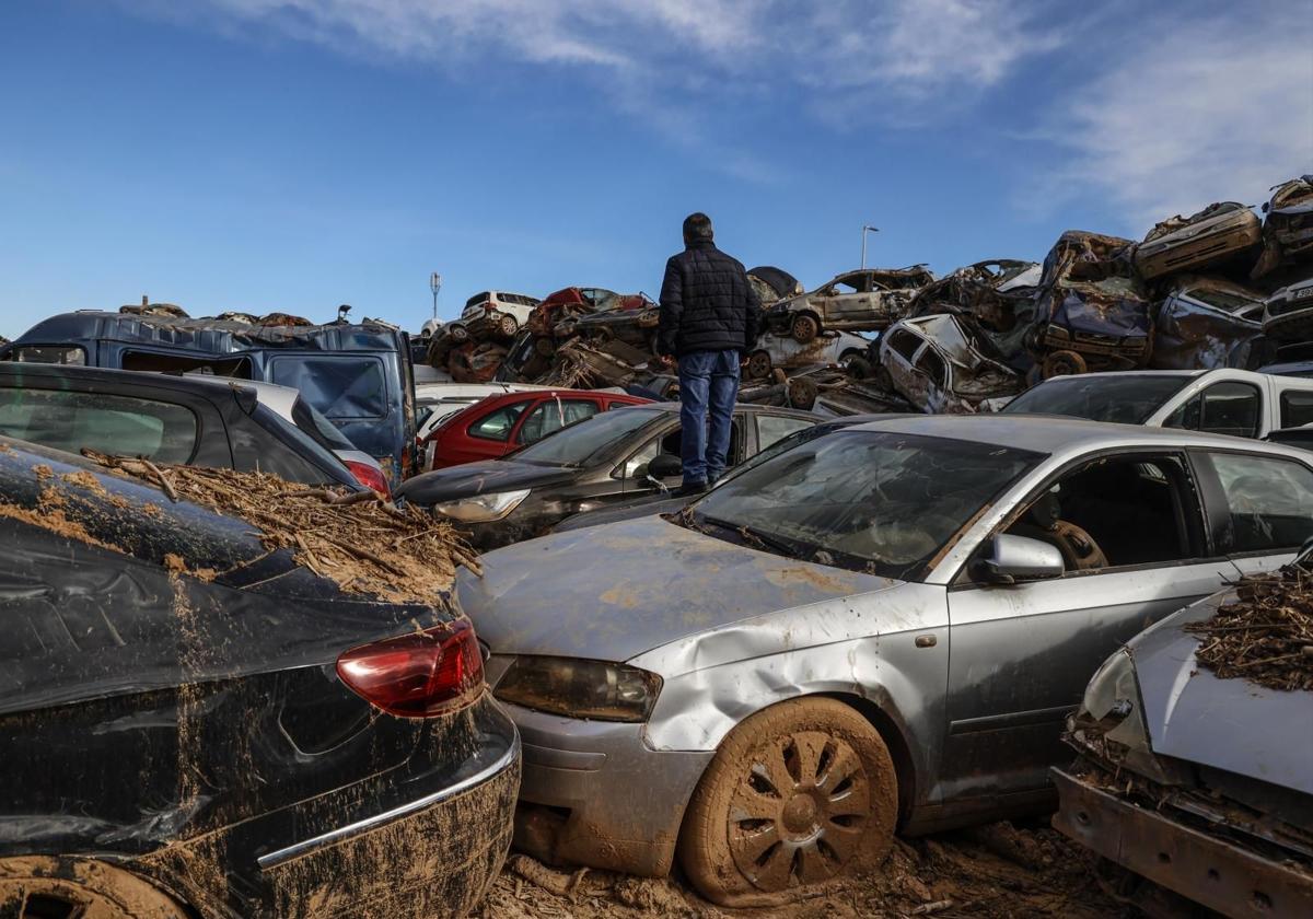 Coches apilados en la localidad de Catarroja 40 días después de la DANA de Valencia.