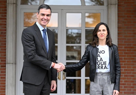 Pedro Sánchez e Ione Belarra se saludan antes de reunirse en la Moncloa.