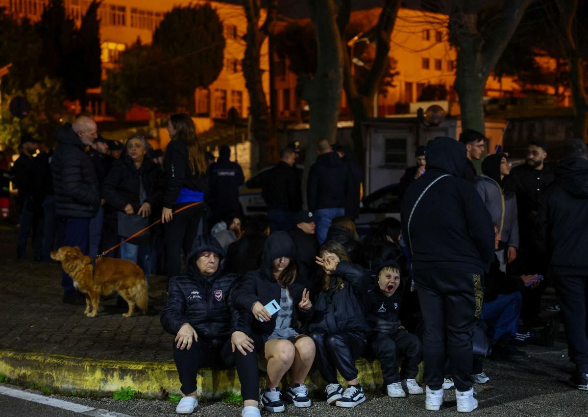 Imagen secundaria 1 - La gente pasó la noche en la calle después de que un terremoto sacudiera Nápoles