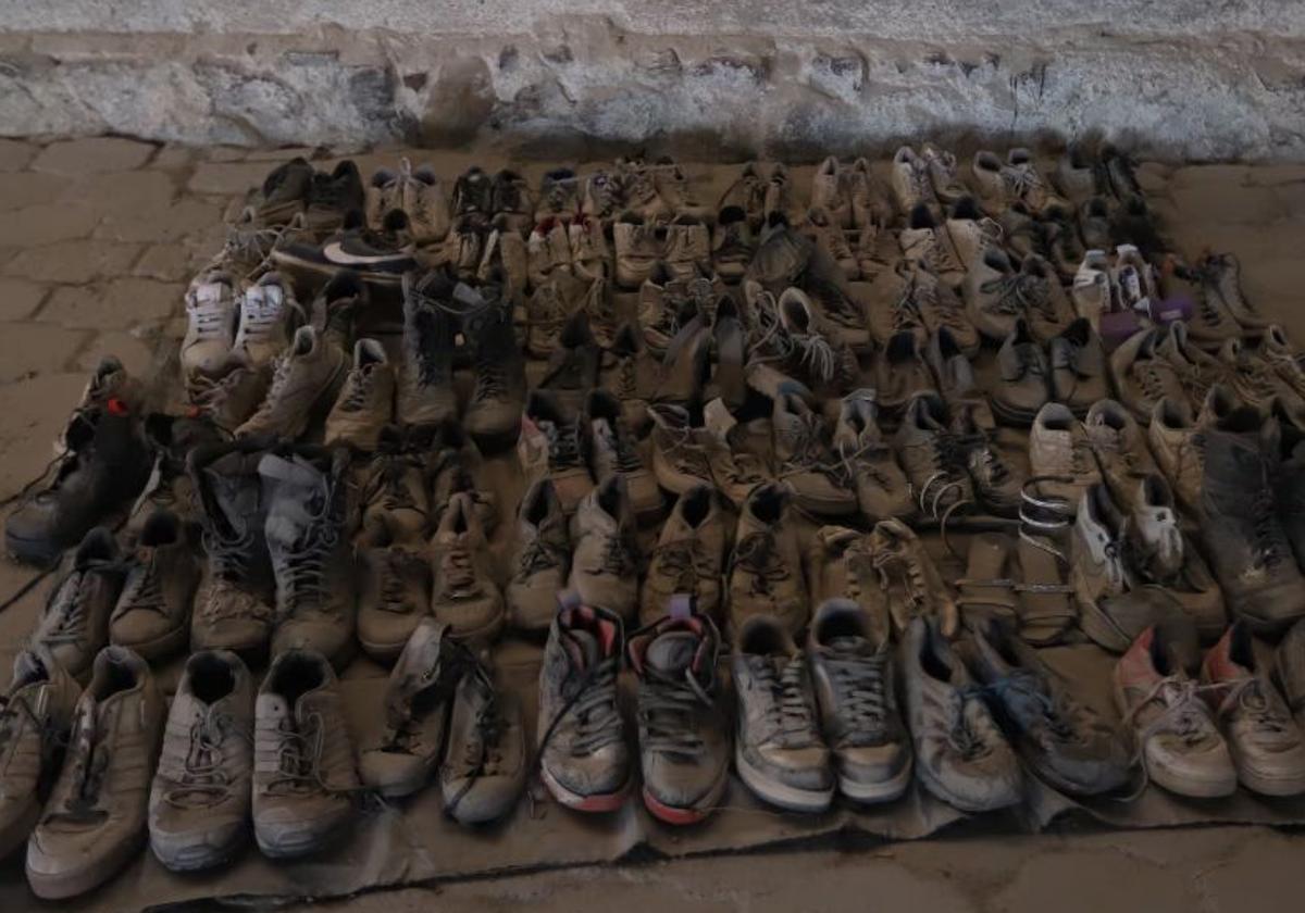 Decenas de pares de zapatos encontrados en el Rancho Izaguirre.