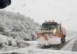 Máquina quitanieve en una carretera de Castilla y León