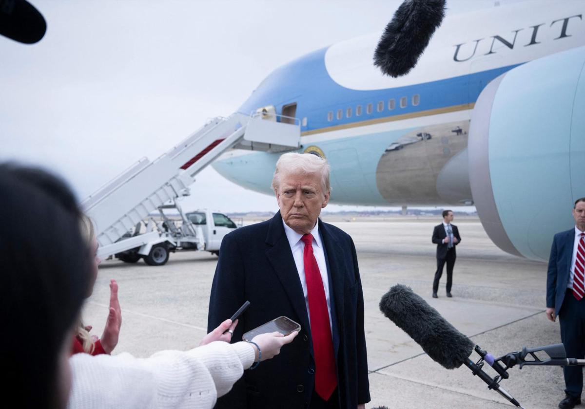 Trump antes de tomar el Air Force One para irse de fin de semana a Florida