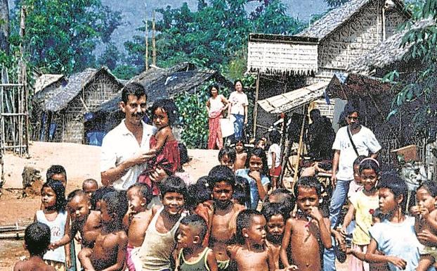 El jesuita Enrique Figaredo rodeado de niños en un poblado.