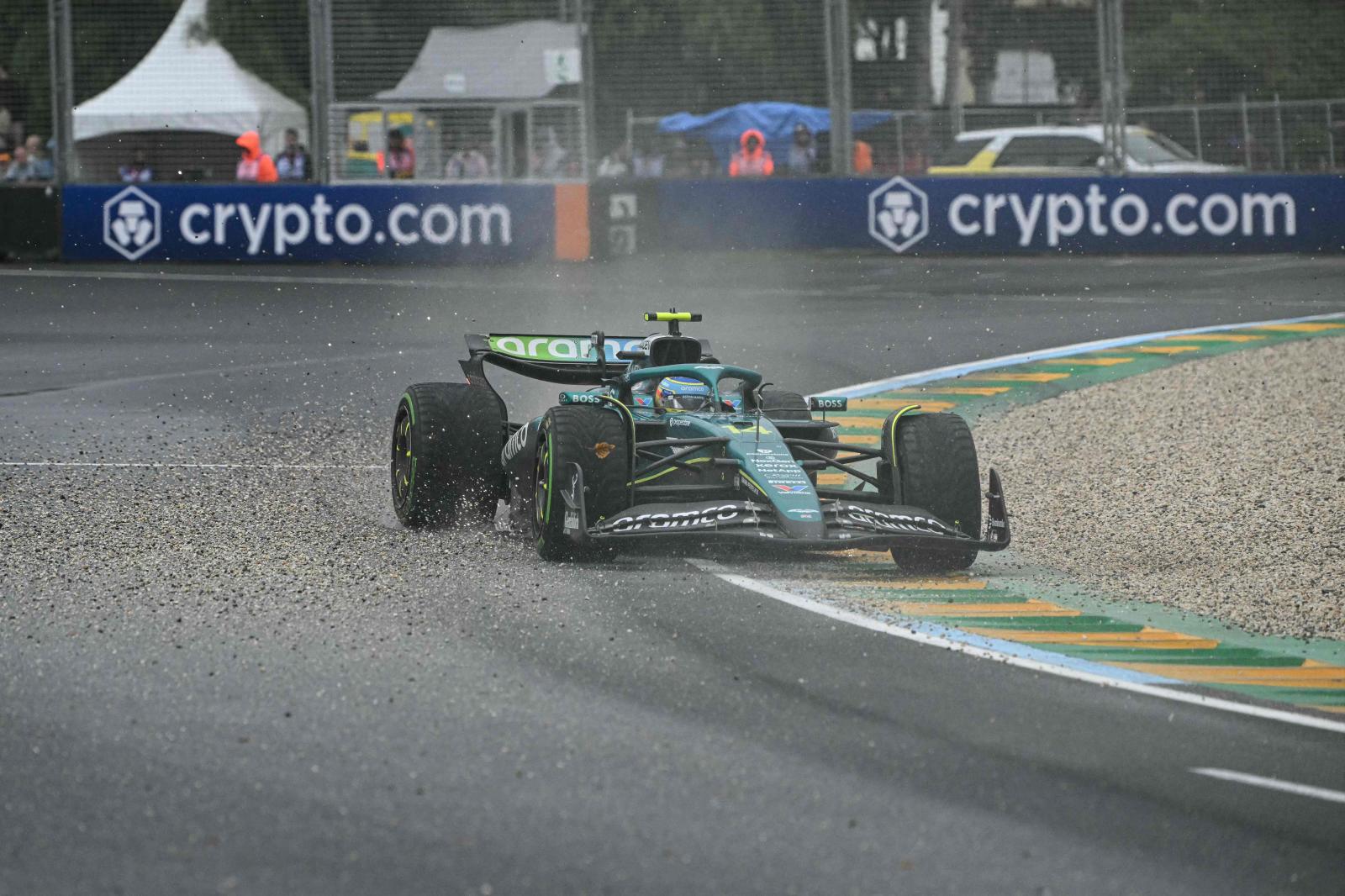 Fernando Alonso en su Aston Martin.