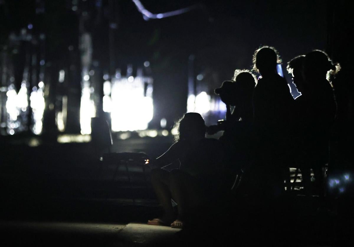 Un grupo de residentes de La Habana, aguardan en la calle al restablecimiento del suministro eléctrico.