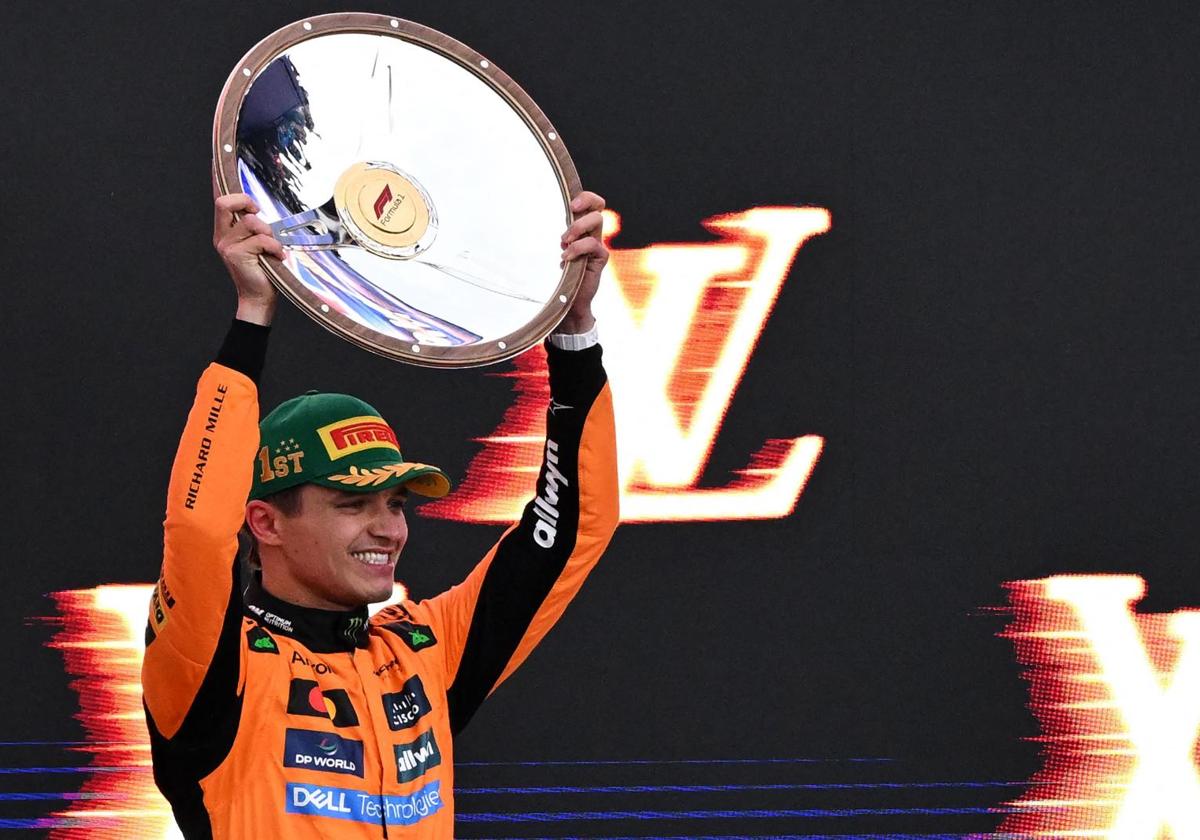 Lando Norris, con el trofeo en el podio del GP de Australia.