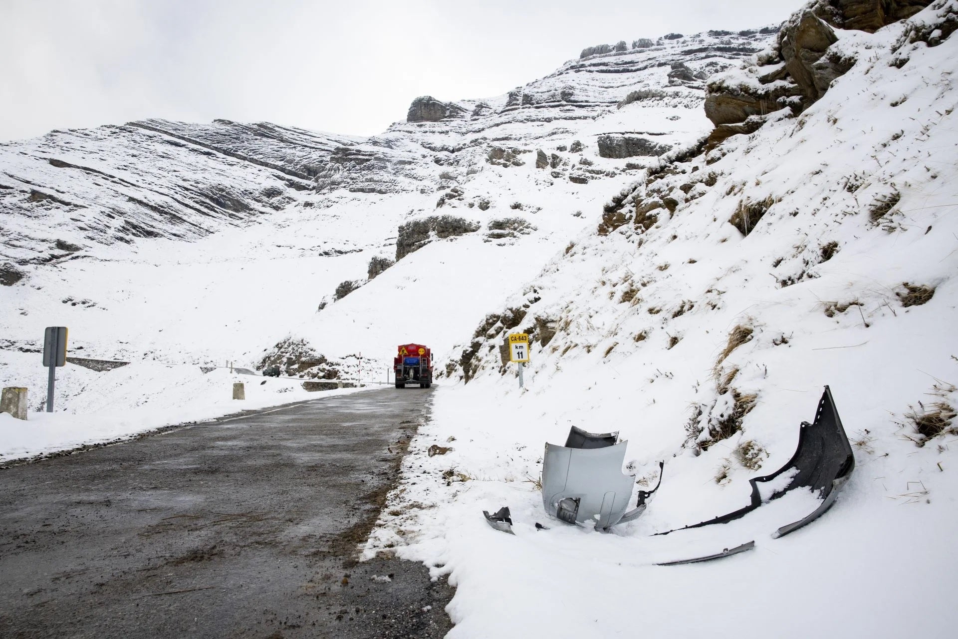 El asfalto se encuentra en mal estado y cubierto de nieve tras el temporal de las últimas horas.