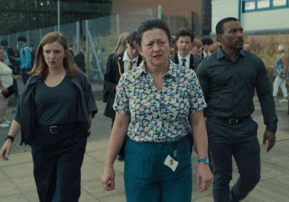 Imagen principal - Arriba, Faye Marsay como la detective sargento Frank, Jo Hartley como la señorita Fenumore y Ashley Walters como el inspector Bascombe; debajo, Owen Cooper y Erin Doherty, como la psicóloga.