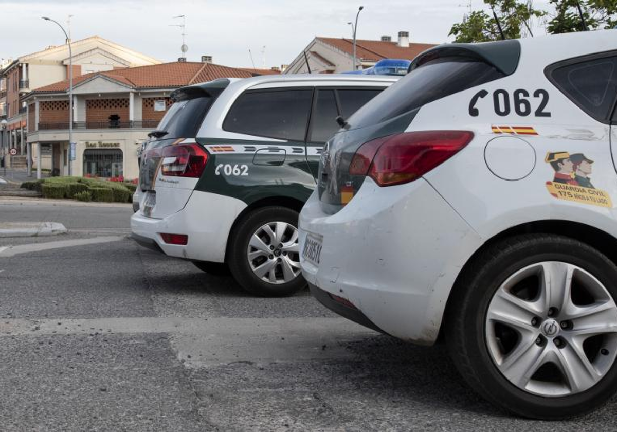 Tres coches de la Guardia Civil