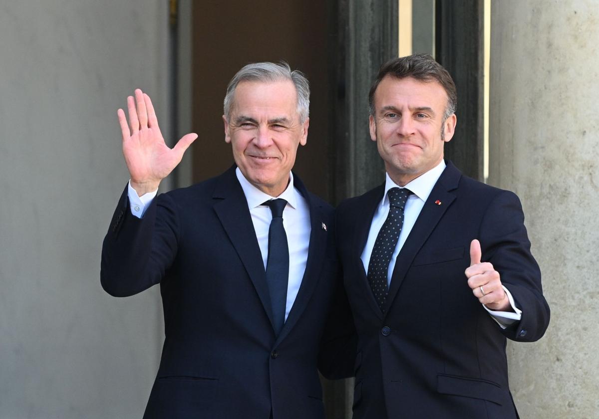 Mark Carney y Emmanuel Macron, este lunes, en París.