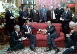 El día que Reagan declaró a Rusia 'ilegal' delante de Gorbachov
