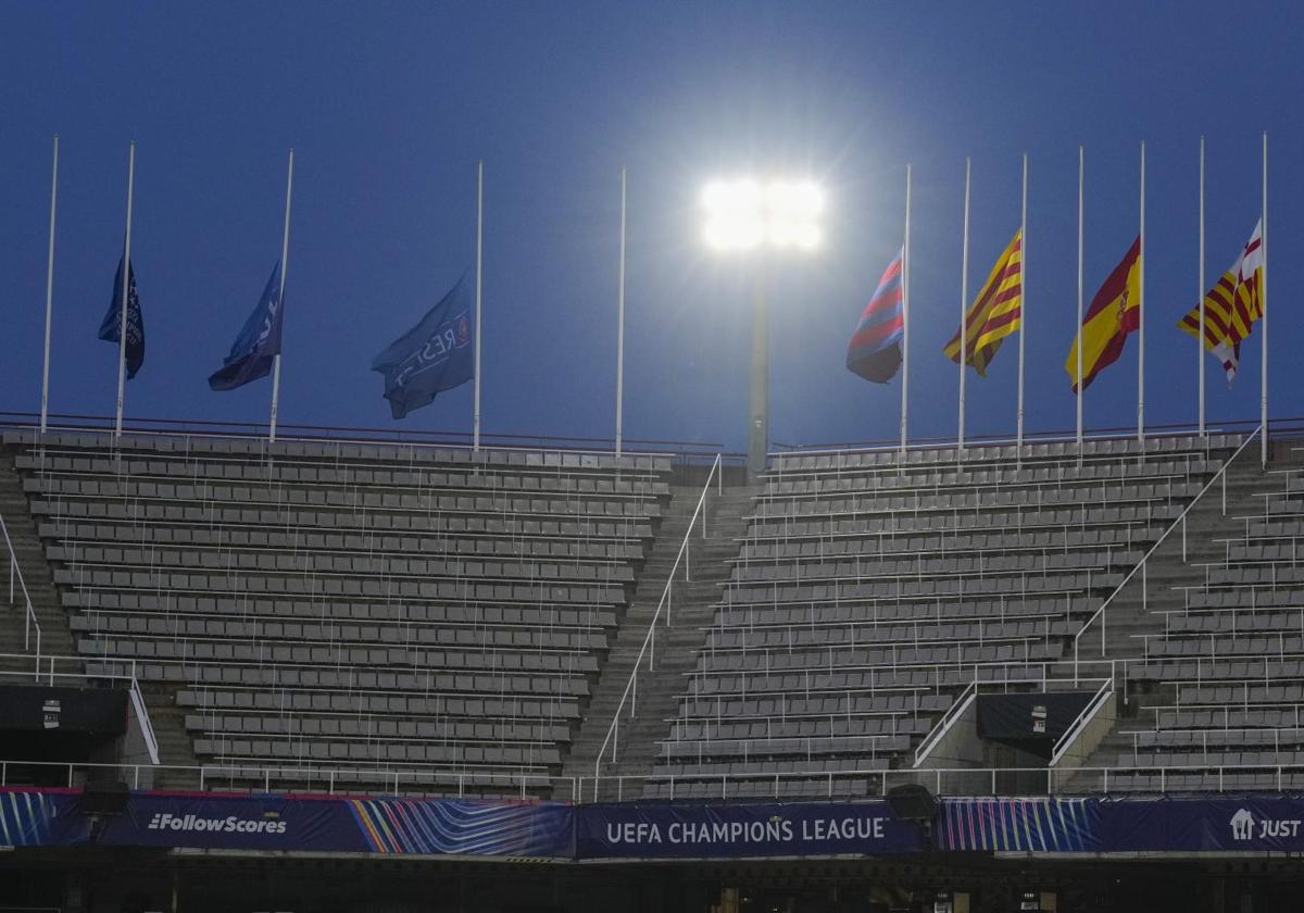 Banderas a media asta en Montjuic por la muerte del doctor Carles Miñarro.