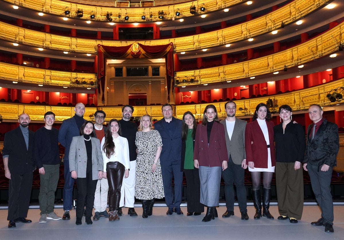 Los alumnos, profesores y responsables de la nueva edición del programa Crescendo.