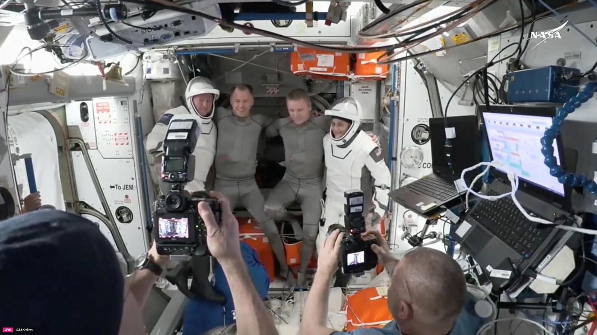 ISSに閉じ込められた宇宙飛行士は、9か月以上後に地球に戻り始めます