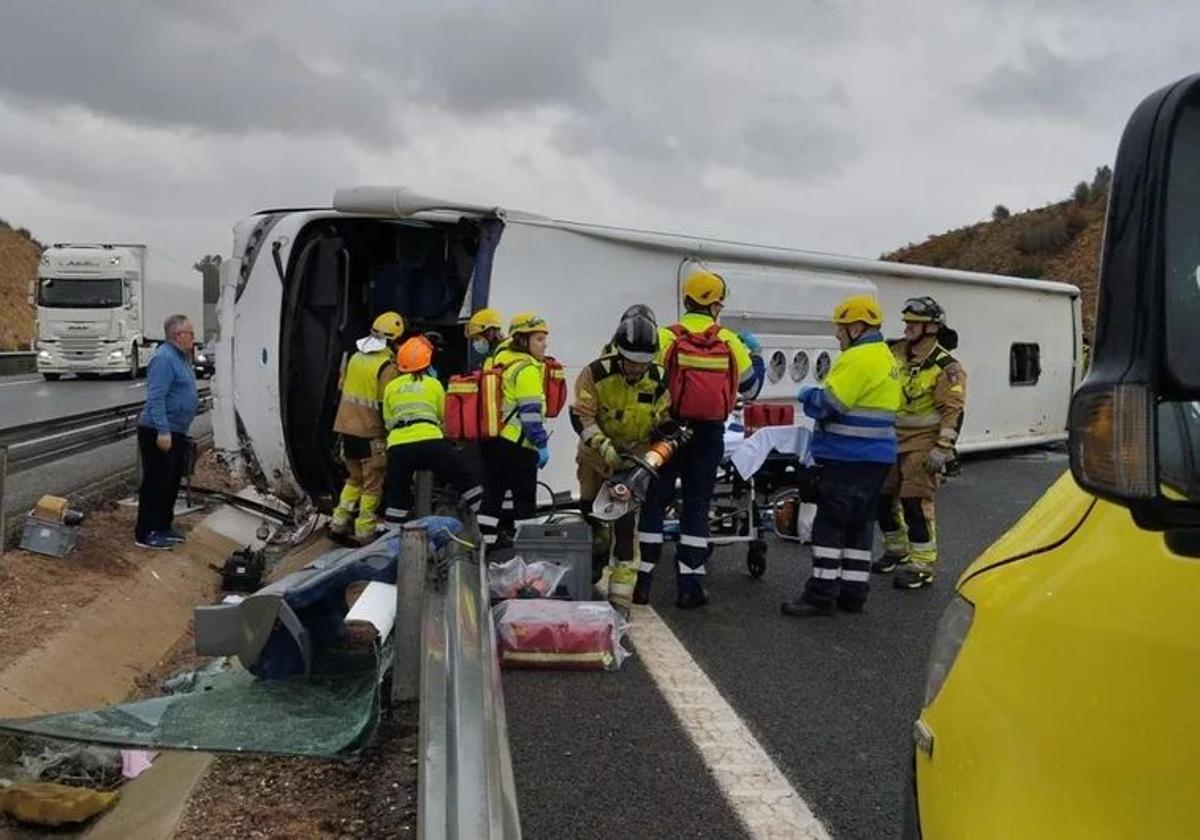 Efectivos sanitarios junto al autobús accidentado en la autovía A-7 en Murcia.