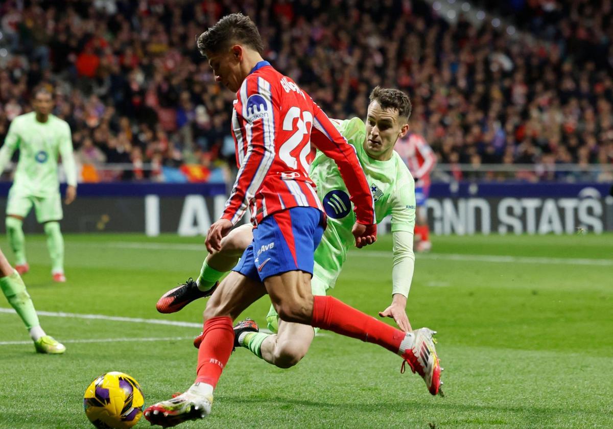 Marc Casadó pelea por un balón con Giuliano Simeone en el Metropolitano.