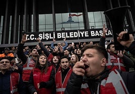 Los partidarios del alcalde de Estambul salen a la calle para protestar contra su detención