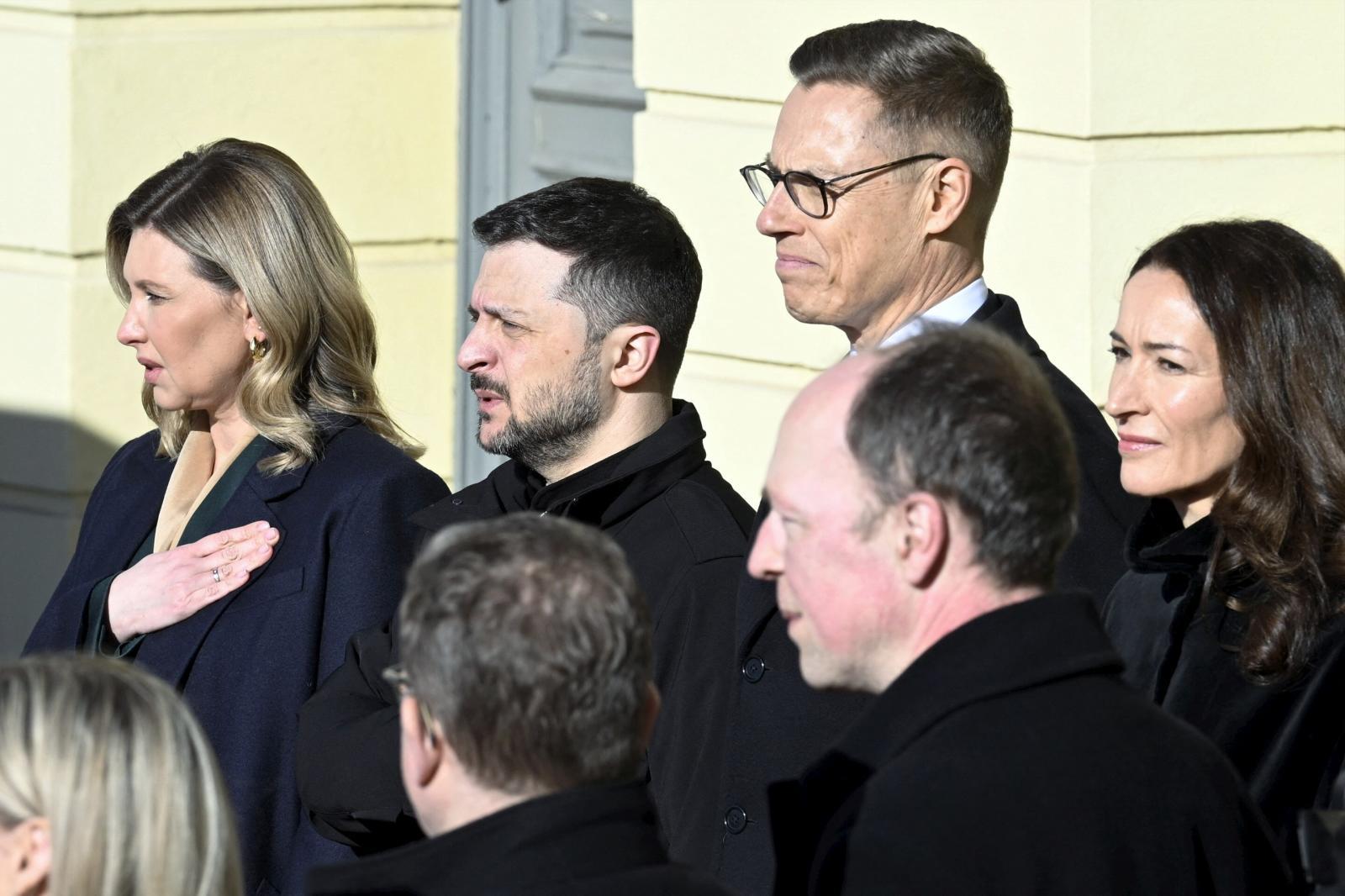 Volodímir Zelenski y su mujer Olena, este miércoles en Helsinki junto al presidente finlandés, Alexander Stubb, y su esposa Suzanne Innes-Stubb.