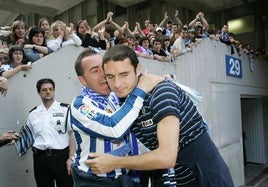 Un aficionado abraza a Delibasic durante su etapa en la Real Sociedad.